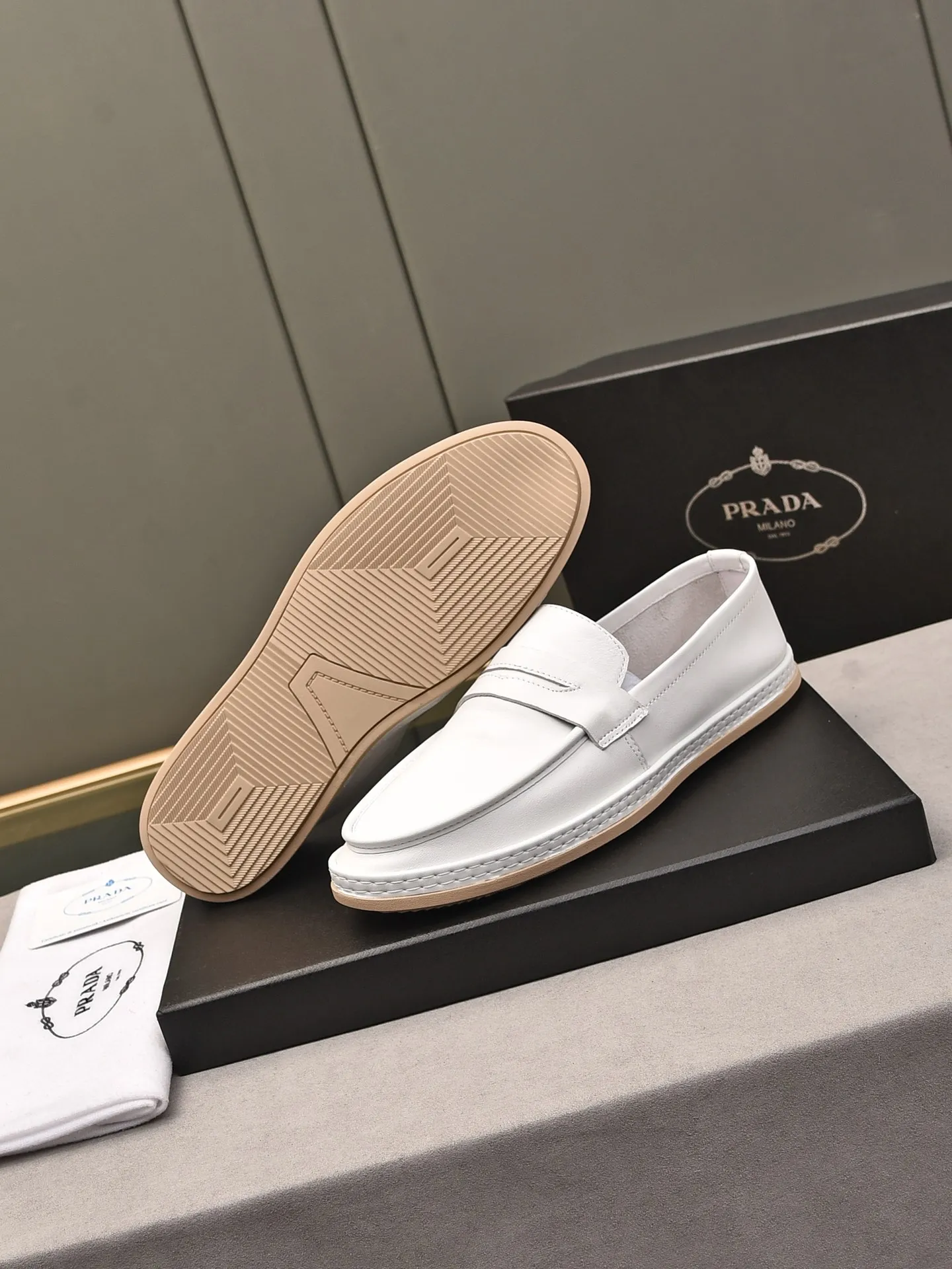 👟👟👟Men's Shoes💰P420 🆕🔥New Updates🔥👟PRADA (Prada) new products are released, imported soft cowhide, fashionable to allow air to penetrate the entire shoe, and the awesome shoes [strong] bring an extremely comfortable and breathable feeling! Beautiful inside and out! Exquisite workmanship, top-grade cowhide material, 😌Number: 38~44, black and white color options.